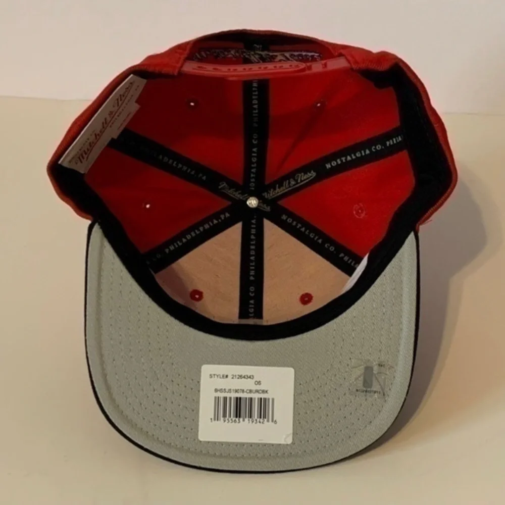 NWT. MITCHELL & NESS Chicago Bulls Snapback Hat